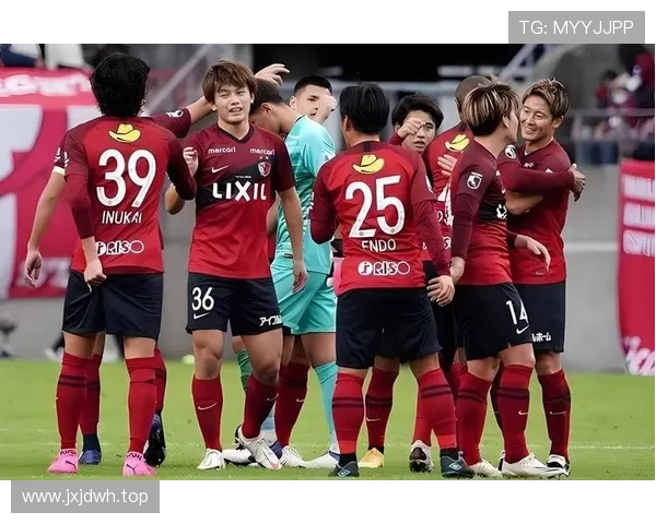 久保藤次郎与小泉佳穗先后破门 柏太阳神半场领先东京绿茵两球