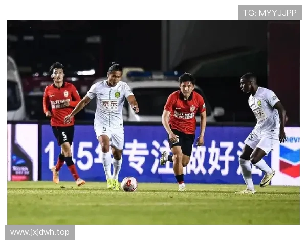 王子铭法比奥三分钟内头球连击 北京国安上半场2-0领先大连英博